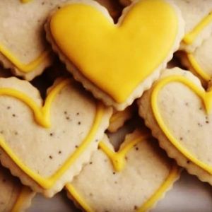 biscotti cuore decorati con ghiaccia