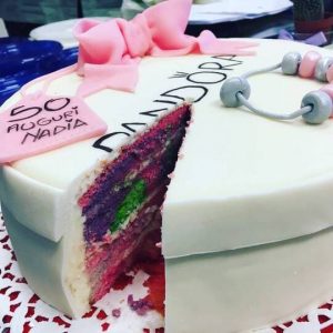 torta colorata in pasta di zucchero