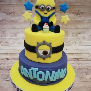 torta minions in pasta di zucchero