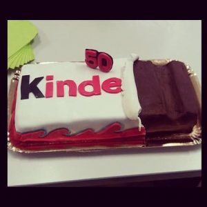 torta kinder in pasta di zucchero