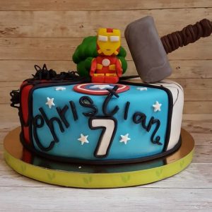 torta marvel in pasta di zucchero